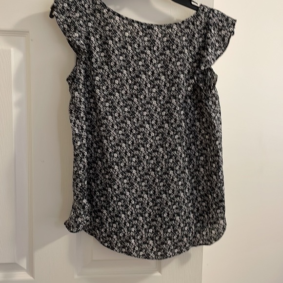 🛍️EUC LOFT floral Tank W/ Flutter Sleeves XSP 265 - Picture 4 of 4